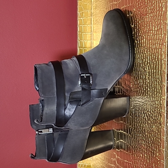 Ivanka Trump  Filoer suede leather ankle boots, size 9M, charcoal gray/black - Picture 5 of 8